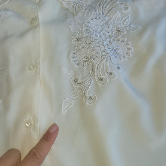 Beautiful white blouse - Picture 5 of 7